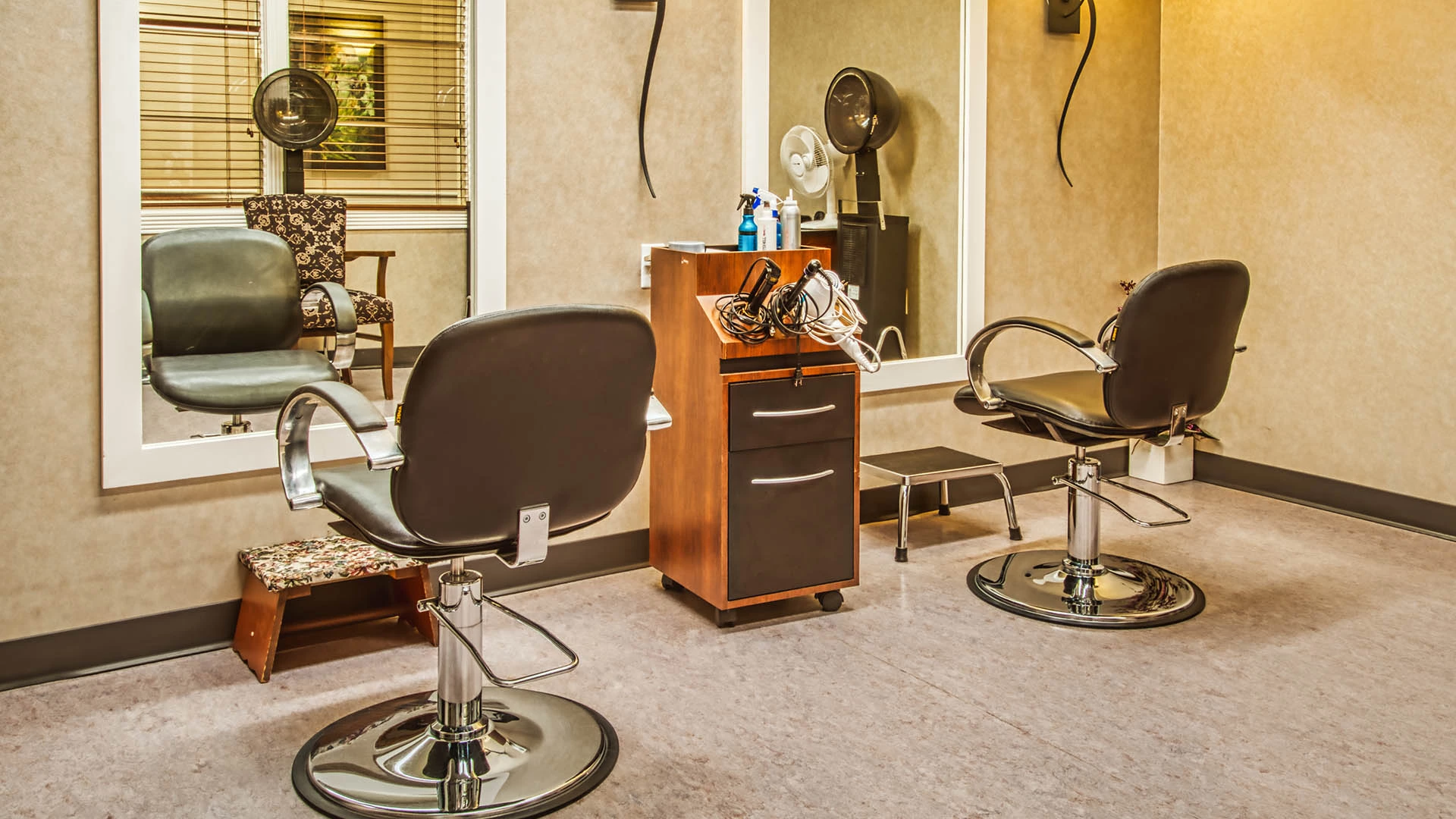 hair salon chairs at parkwood court